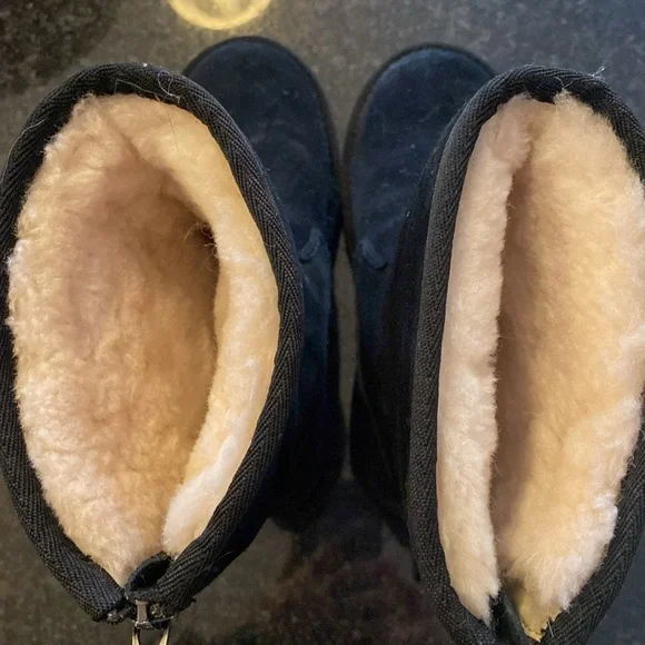 Size 2 Black UGG boots with zipper back in very good condition - Picture 3 of 6